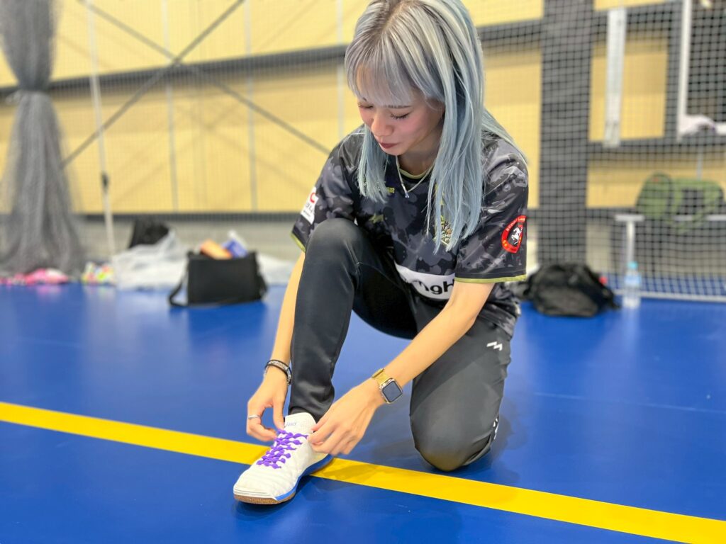 かにゃ 結ばない靴紐を結ぶ