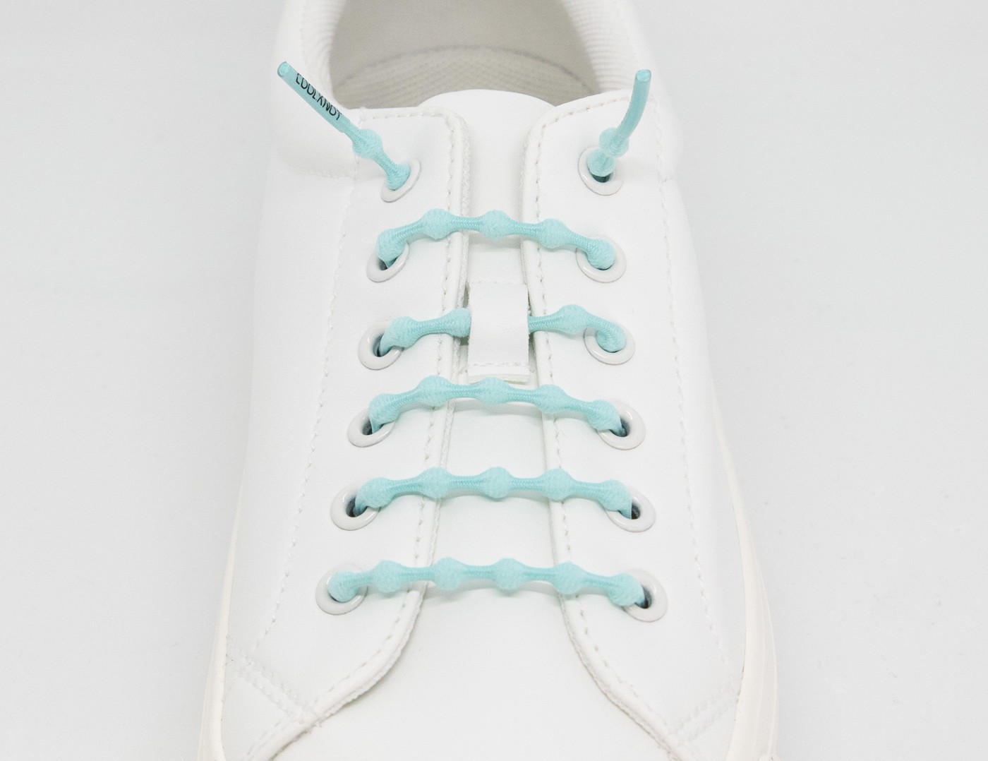 White sneaker fitted with pale blue COOLKNOT SLIM